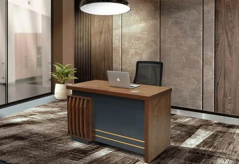 مكتب صغير لون بني عرض 1.2 متر  * ارتفاع 75 سم * عمق 60 سم